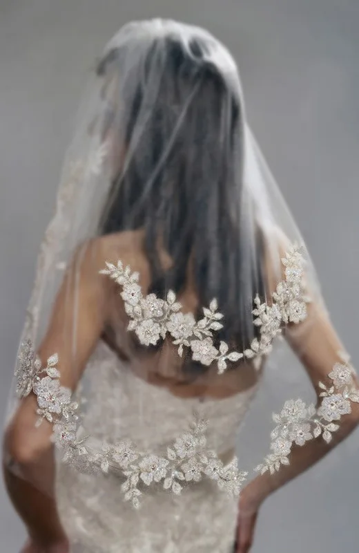 2022 Europese Korte Bridal Veils Met Kam Wit Romantische Kant Applicaties Edge Parels Bruid Sluier Voor Trouwjurk Goedkope