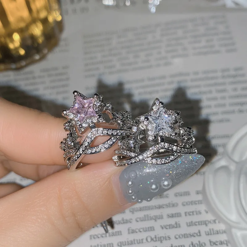 

MDLFES Mo!ssan Diamond Style Europe and the United States new light luxury Titok explosion models pentagram star ring
