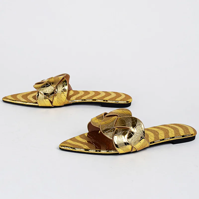 Sexy spitze Zehen Gold Silber flache Sandalen Frauen Faux Metall geprägt Design Hausschuhe leichte rutschfeste Slide Sandalen Strandschuhe