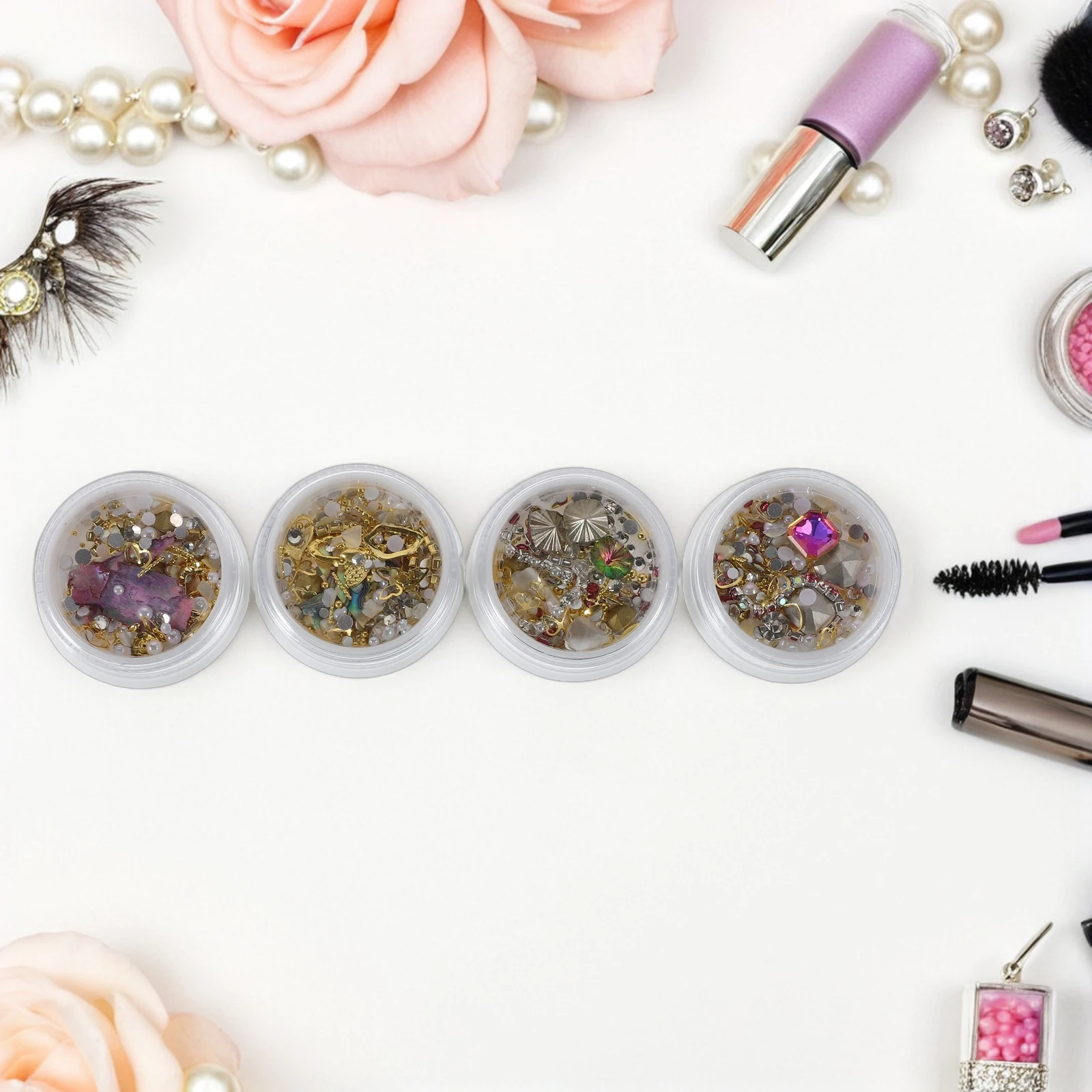 

4 коробки, 1200 + шт., подвески, смешанные украшения для дизайна ногтей, маникюрный набор «сделай сам», металлическая цепочка со стразами, плоская задняя часть, жемчуг, драгоценные камни для женщин, вечерние