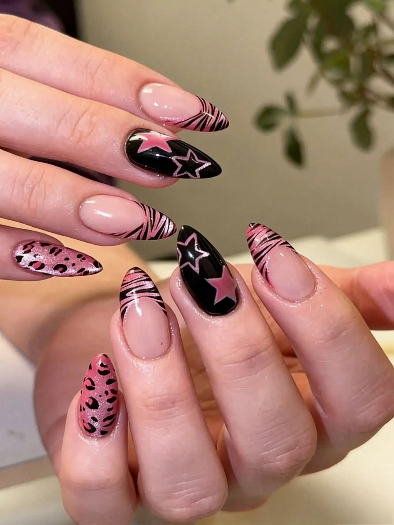 

24pcs/Set Y2K Cute Style Medium-Long Almond-Shaped Pink Cat Eye, Leopard Print, Star Acrylic Press-On Nails, Includes 1pc Jelly Gel And 1pc Nail File, Suitable For All Women/Girls Daily Wear And Holiday Gatherings, Themed Party Manicure Supplies