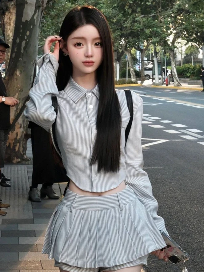 

Комплект из 2 предметов: рубашка в стиле преппи и плиссированная юбка. Модный приталенный повседневный костюм для женщин на весну-осень 2026.