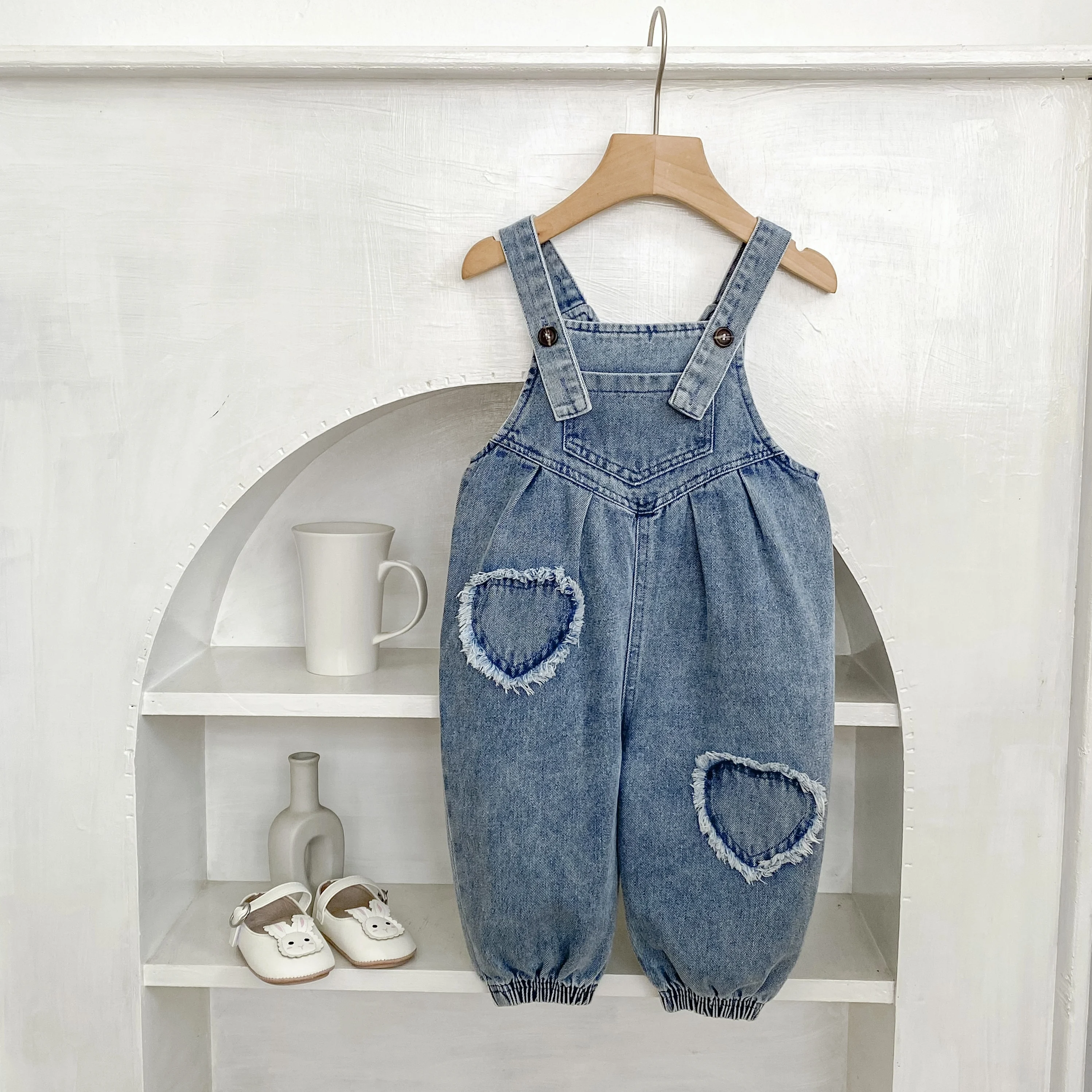

New autumn baby clothing for girls aged 0-3: heart-shaped denim work pants, casual and versatile, classic jeans