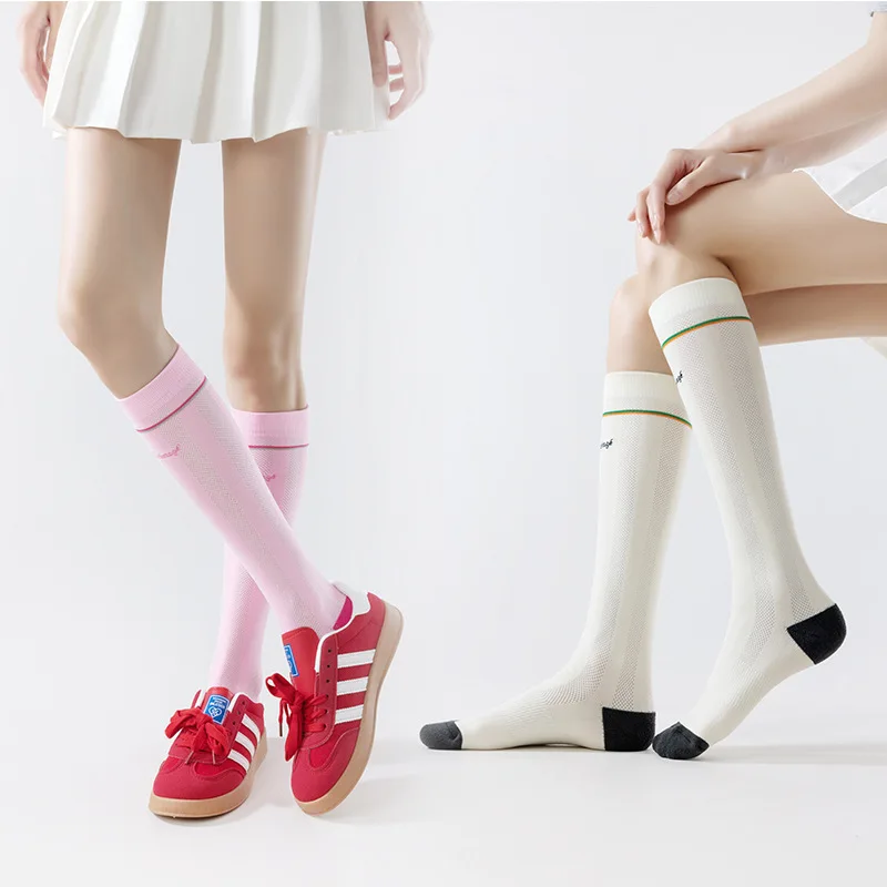 Chaussettes de sport à compression en maille multicolores à la mode pour femmes – Chaussettes mi-mollet pour la course à pied, la corde à sauter et le yoga