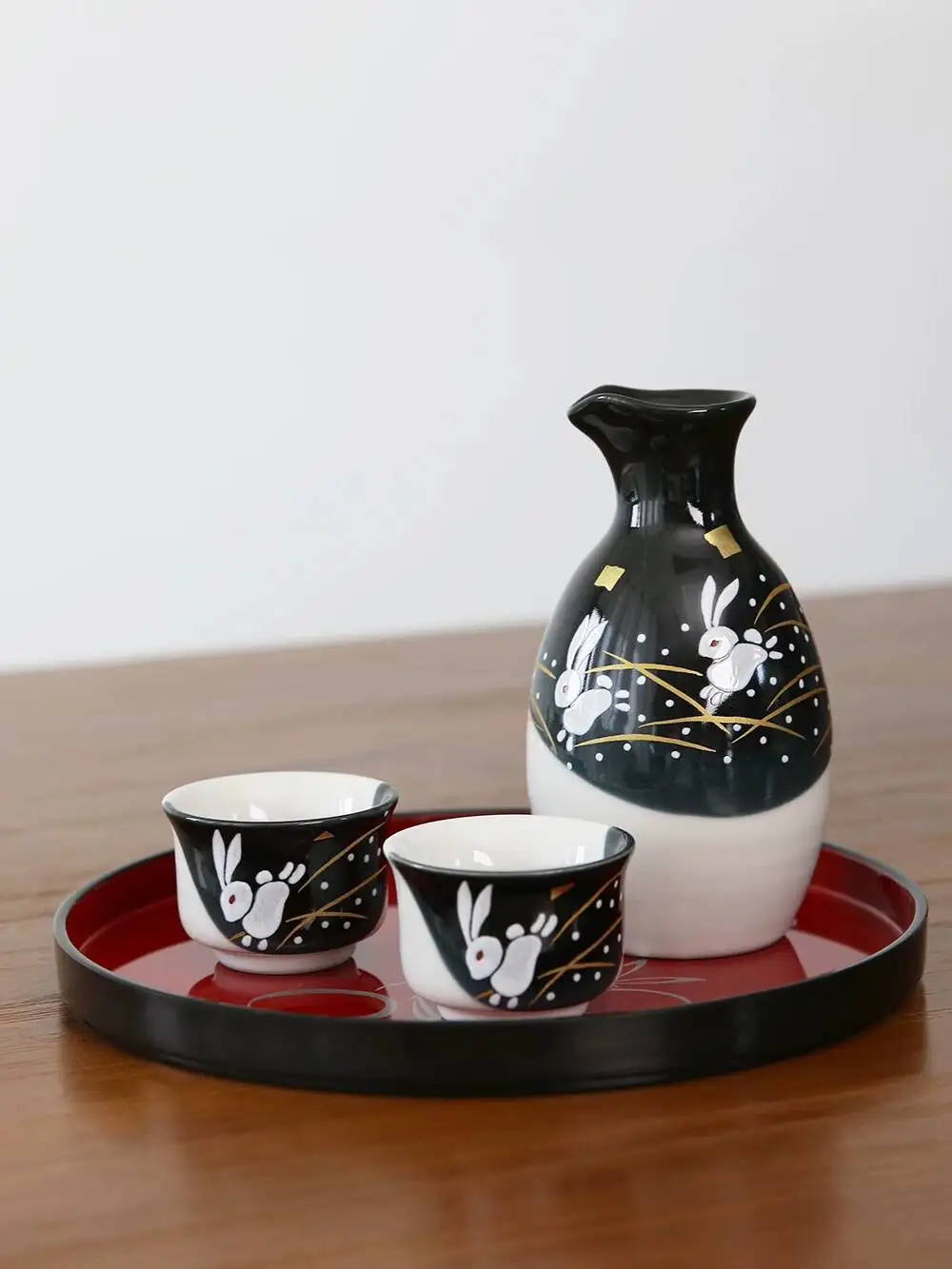 En stock: Juego de porcelana Kutani importada de Japón, pintada con motivos de hierba dorada y conejo de jade, con una tetera y dos tazas para sake, en caja de regalo.