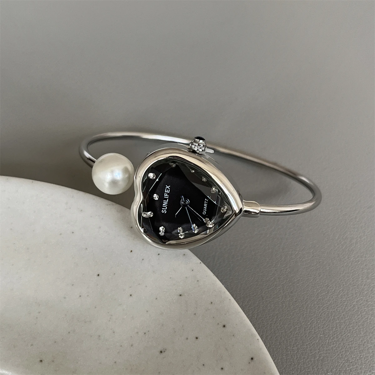 Niche fashion design sense exquisite peach heart diamond inlaid small dial watch women's high value pearl watch