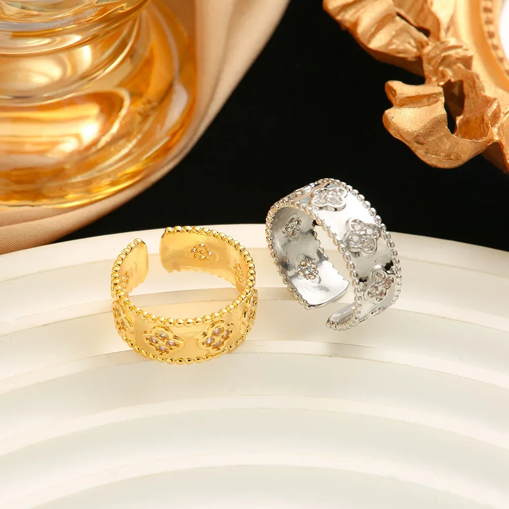 

Изысканное, нишевое и легкое роскошное женское кольцо с четырьмя листами клевера и калейдоскопом, с набором микро бриллиантов.