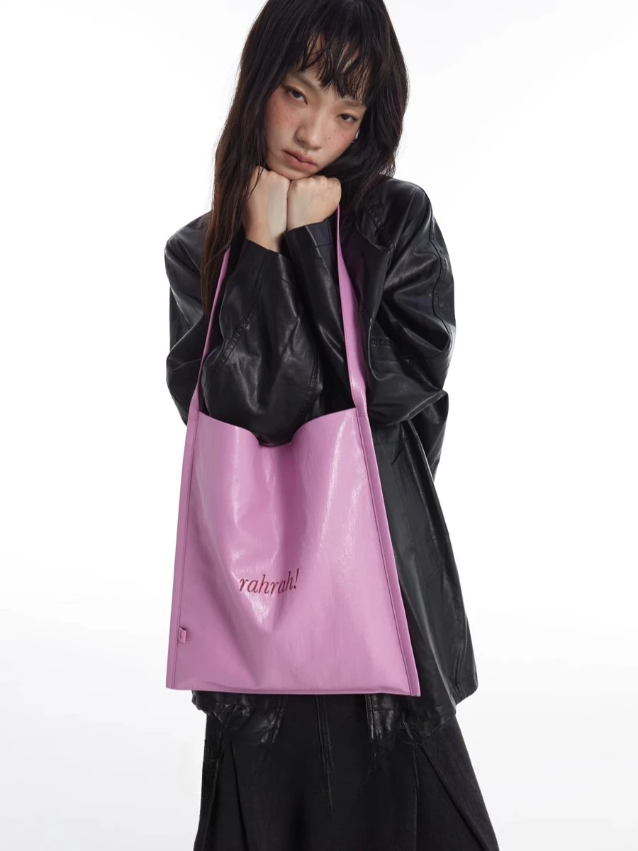 

Large capacity shoulder bag with contrasting color embroidery thread