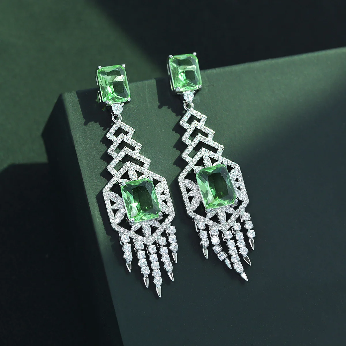 

Серьги-подвески с зелеными камнями и кисточками в стиле ар-деко, серебро 925 пробы, модные украшения для женщин на каждый день и для вечеринок