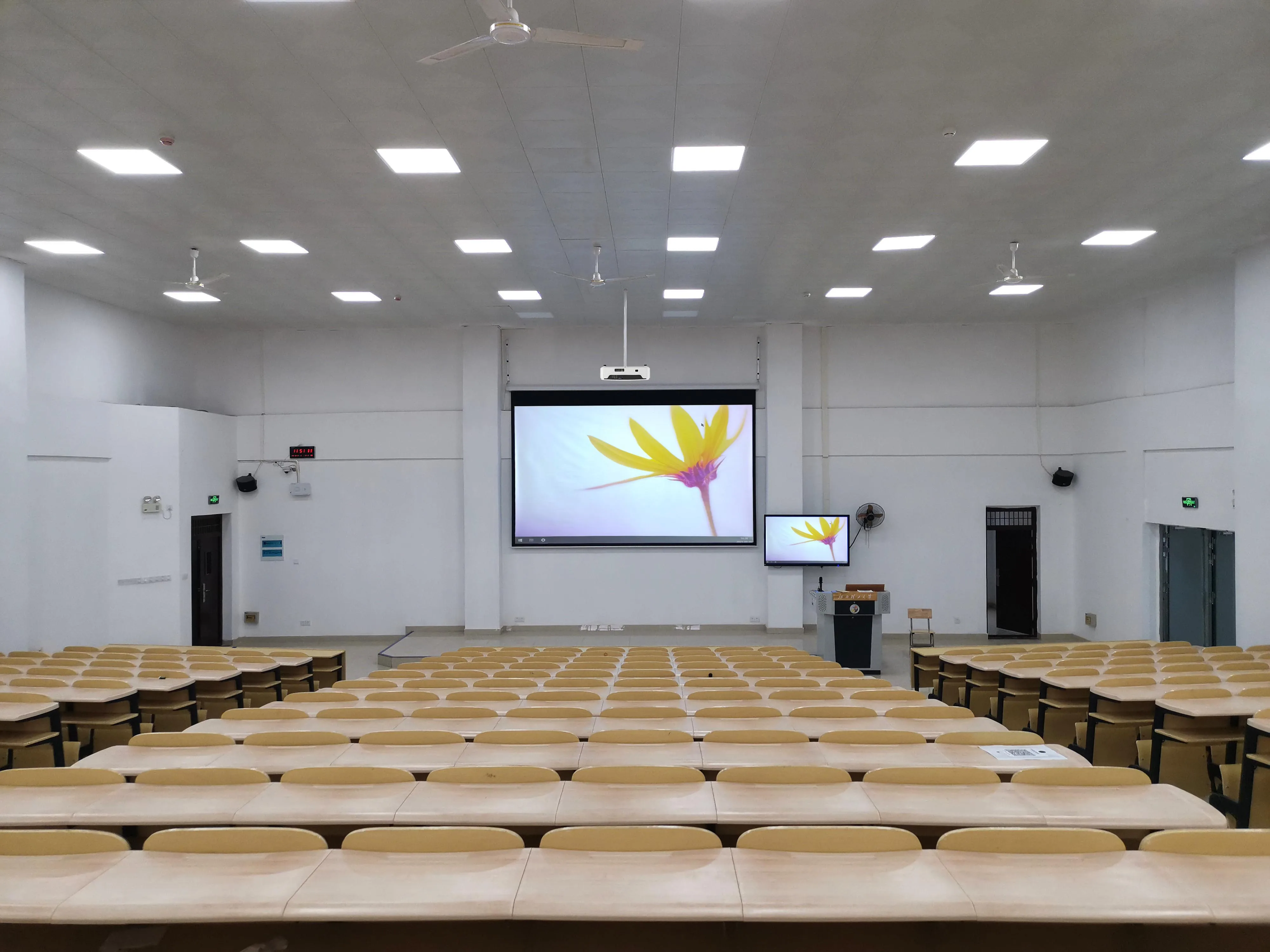 Picture 6: Classroom Conference Room Interactive Ultra Short Throw Smart 1080p Video Dlp Laser 4K Projector