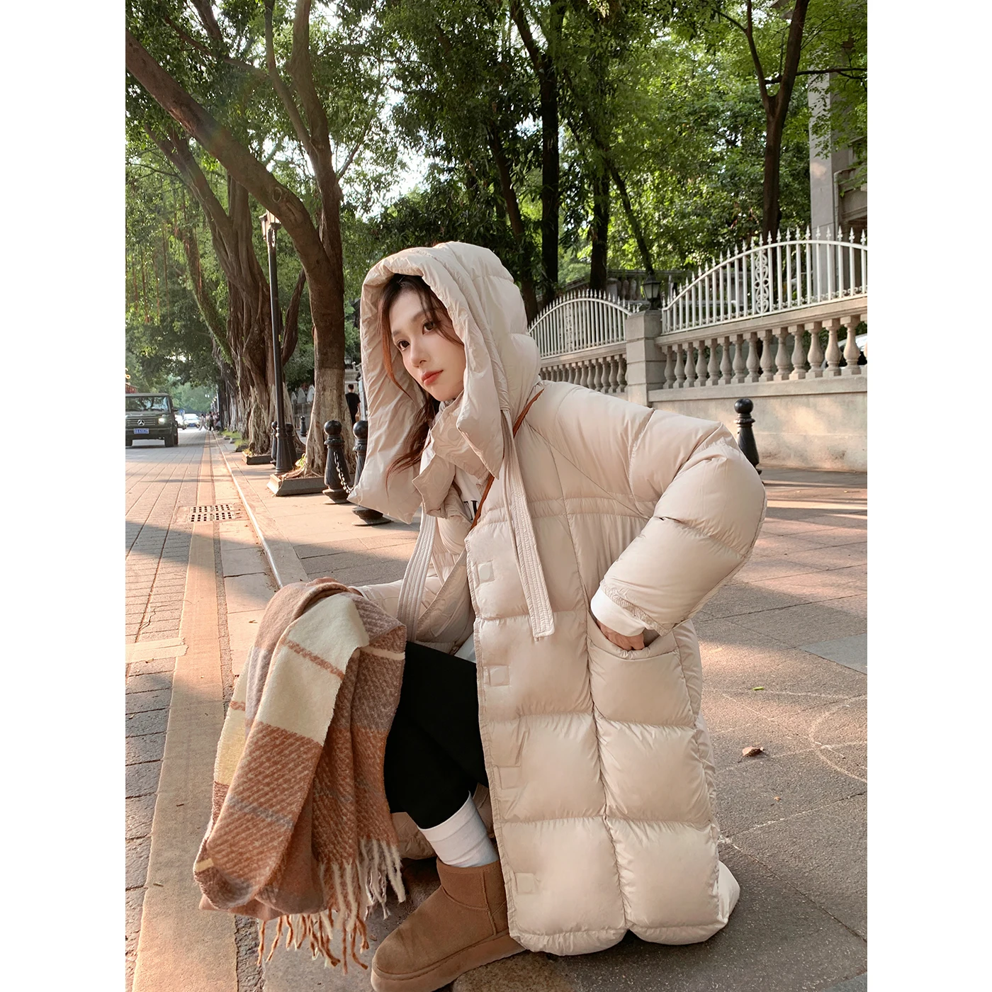 

Стильная женская длинная куртка с капюшоном, наполненная белым утиным пухом, в клетку, для города, ветрозащитная, из плотного полиэстера