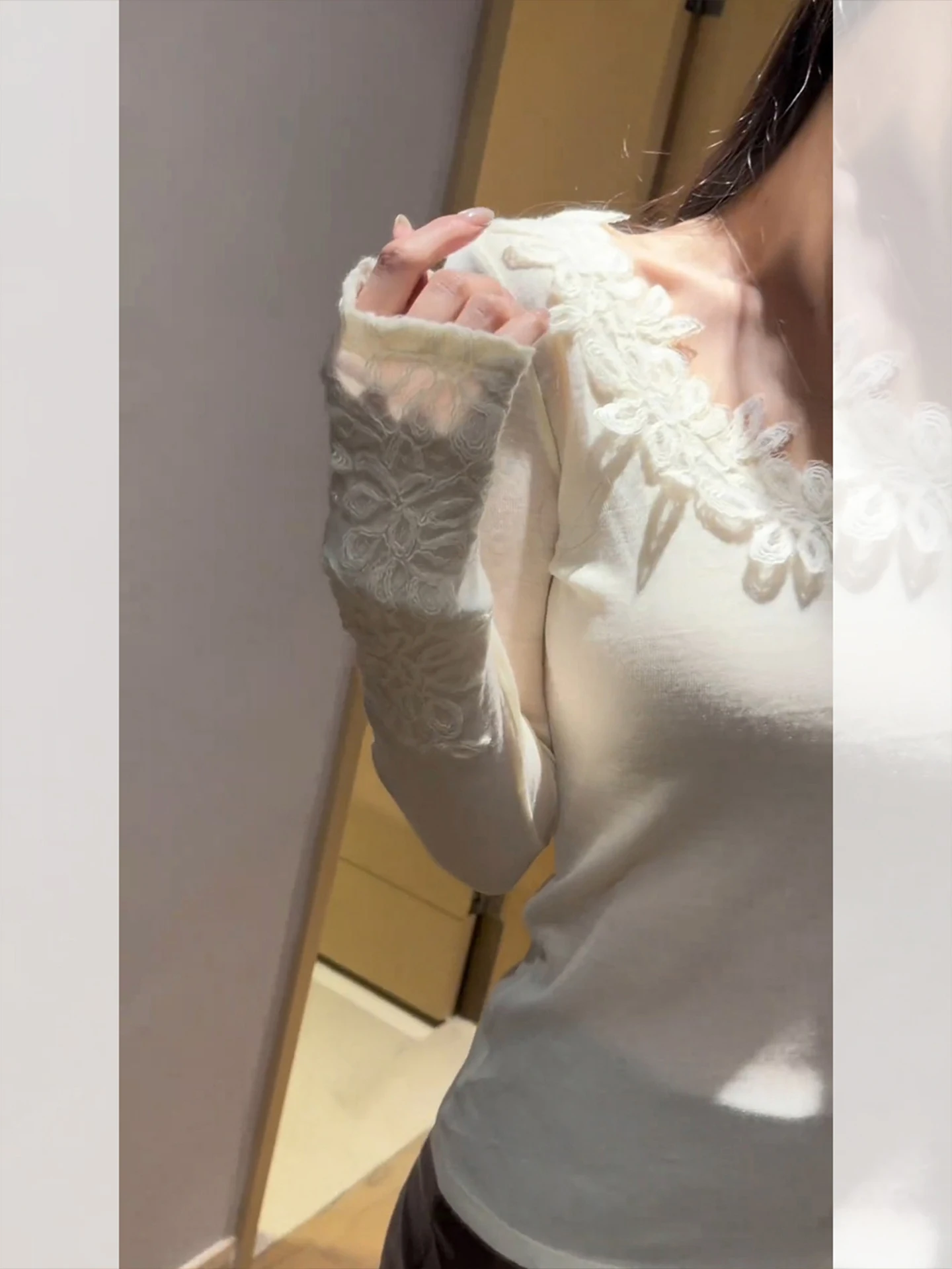 Miękki sweter z dekoltem w serek, zdobiony kwiatami, dopasowany, bazowy, damski, jesienno-zimowy, modny, dzianinowy top, wyszczuplający, z kwiatowym wzorem...