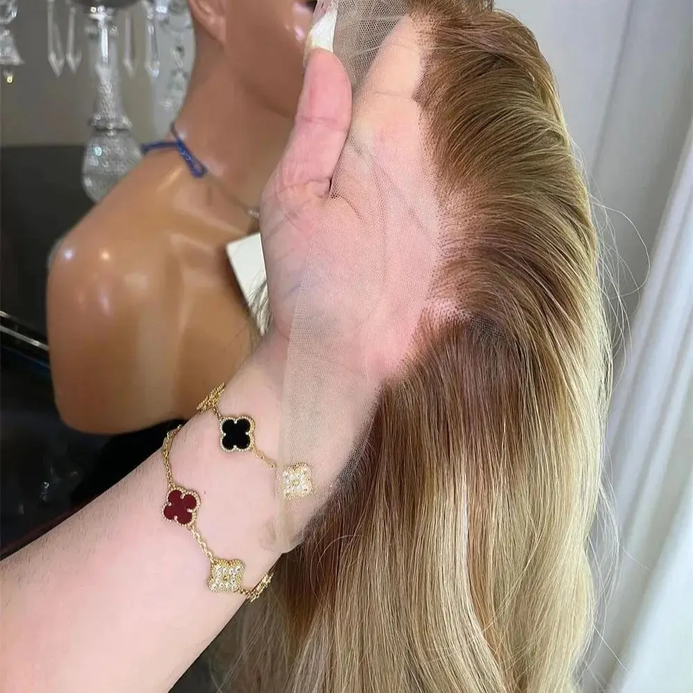 

Парик золотисто-русый натуральный, из синтетического волокна с 5% добавлением человеческих волос, с коричневыми оттенками у корней, свободная волна, 13*4 HD, с возможностью свободной части, премиум-качество