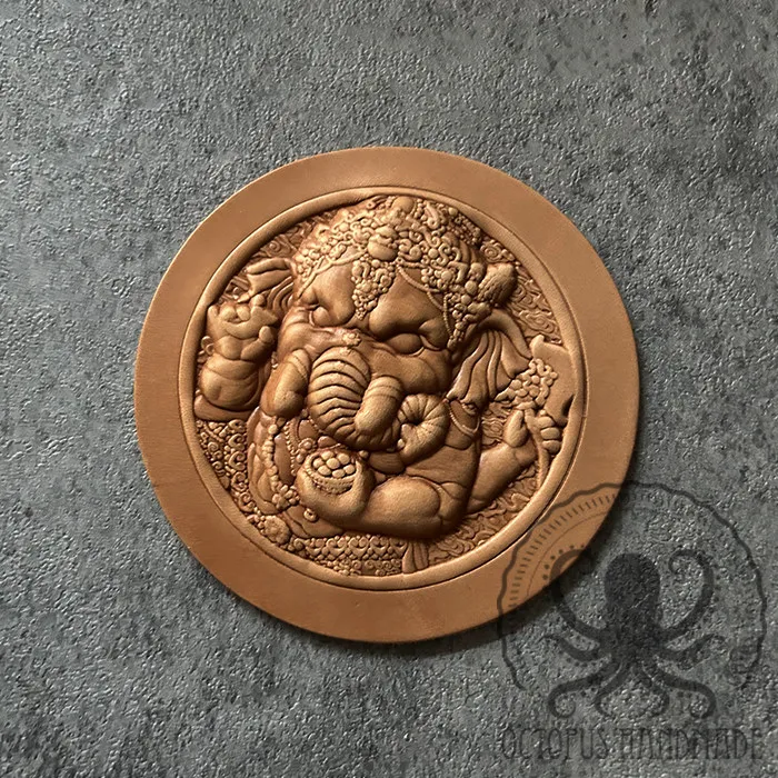 

Материалы для рукоделия: Буддийский Бог-слон Санбао (Октопус-Мастер), формовка из воловьей кожи, аксессуары для подвесок