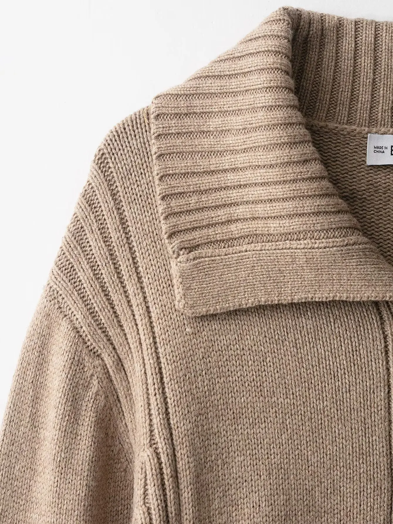 سترة متماسكة مضلعة لعام 2025 أنيقة وعصرية بنمط جديد ملابس مكتبية مريحة سترة مغرية كلاسيكية متعددة الاستخدامات