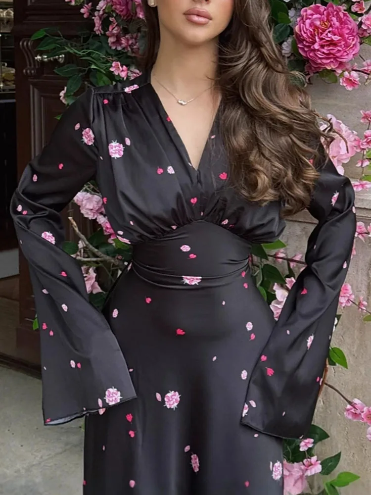 เดรสแขนทรงทรัมเป็ตสไตล์อ่อนหวานและสง่างามสำหรับคอลเลคชั่นฤดูใบไม้ผลิและฤดูร้อน ดีไซน์ใหม่แบบฝรั่งเศส คอวี ผ้าซาตินพิมพ์ลาย สไตล์เรียบหรู