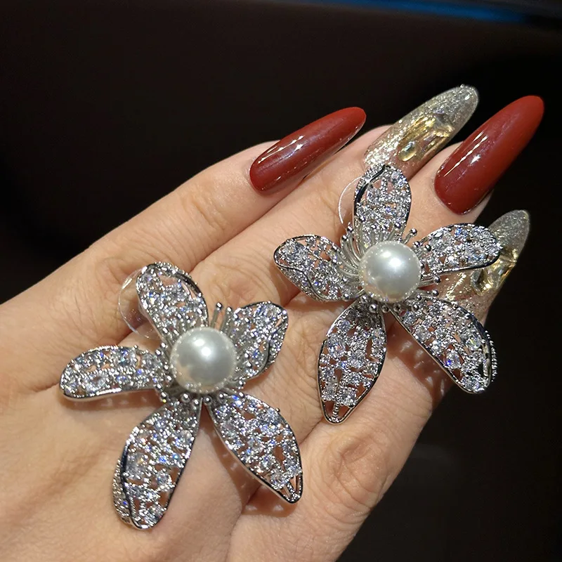 

Women Fashionable and Elegant Zircon-Studded 3D Flower Pearl Earrings