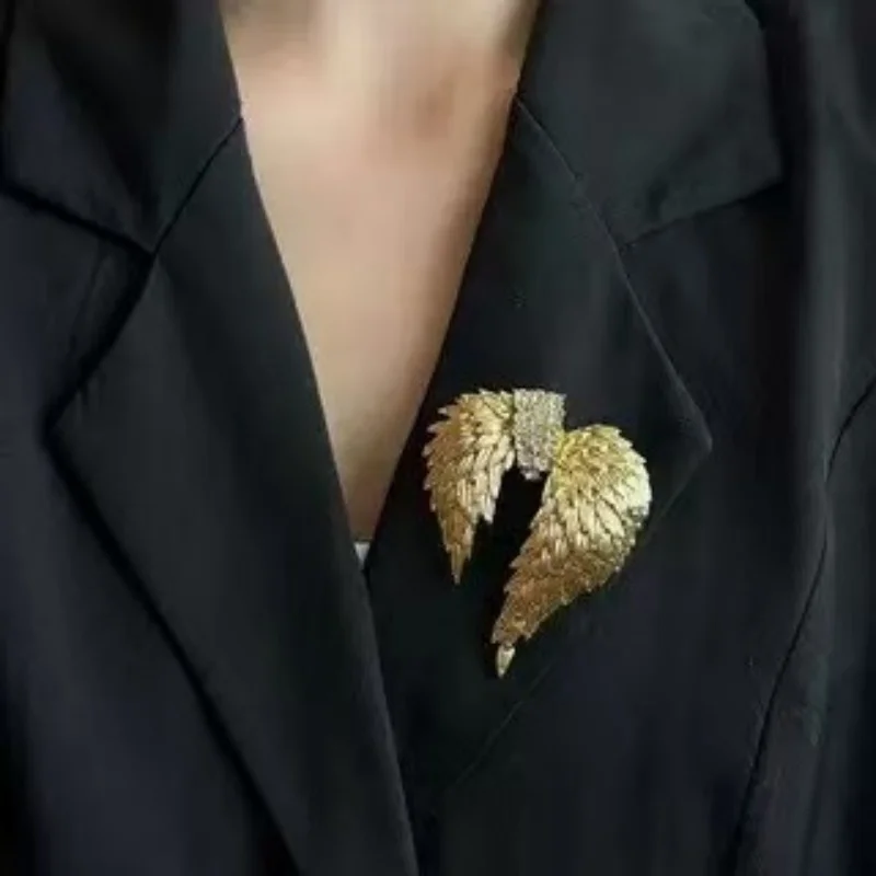 

Retro European And American Style Metal Ring And Brooch Set for Women with Embedded Diamonds Angel Wings Ring Pin Luxury Gold Un