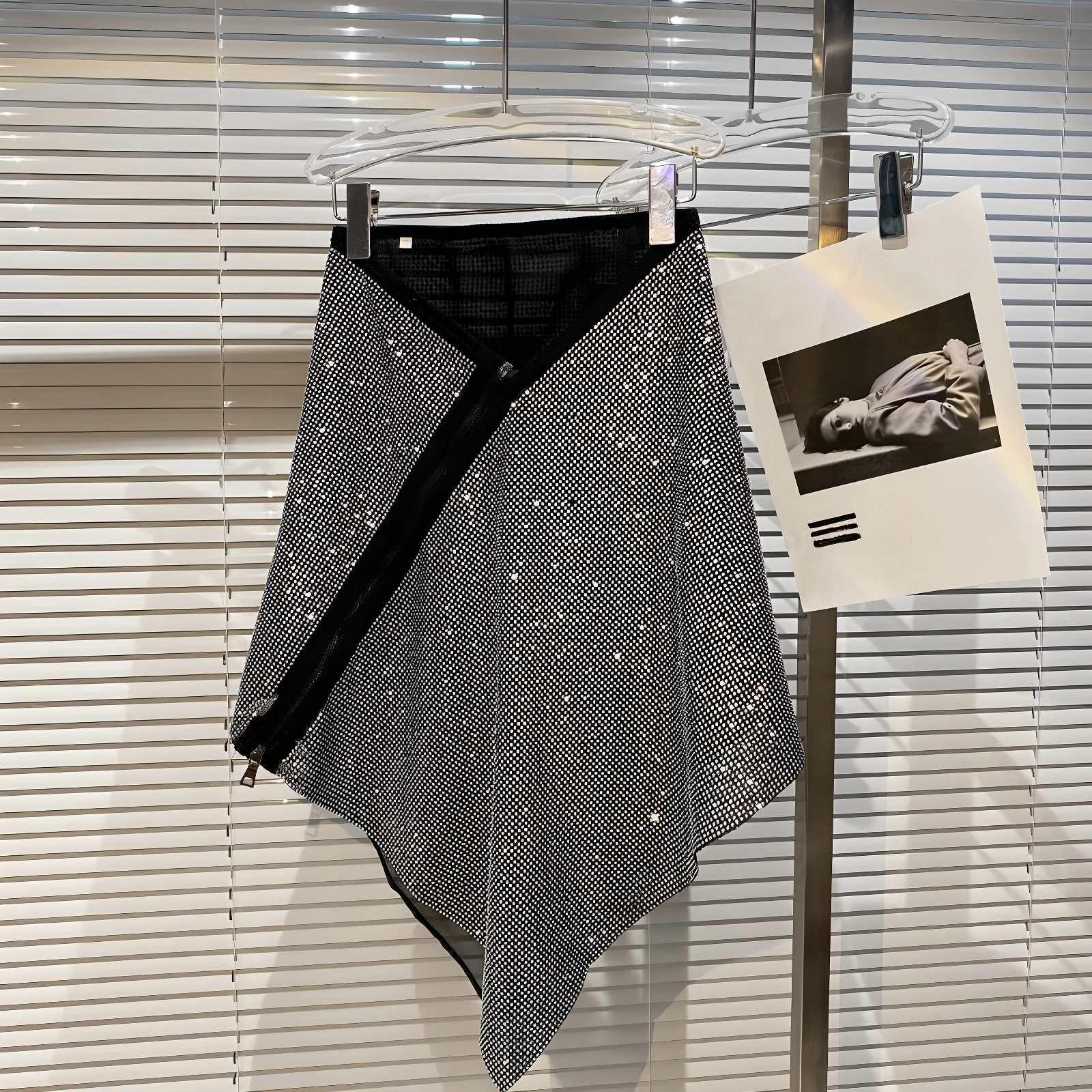 

Юбка iny f-длина с водными бриллиантами и исправлением, дизайн со стразами для клуба Godd, лето, Новое поступление 2025 года со средней талией...