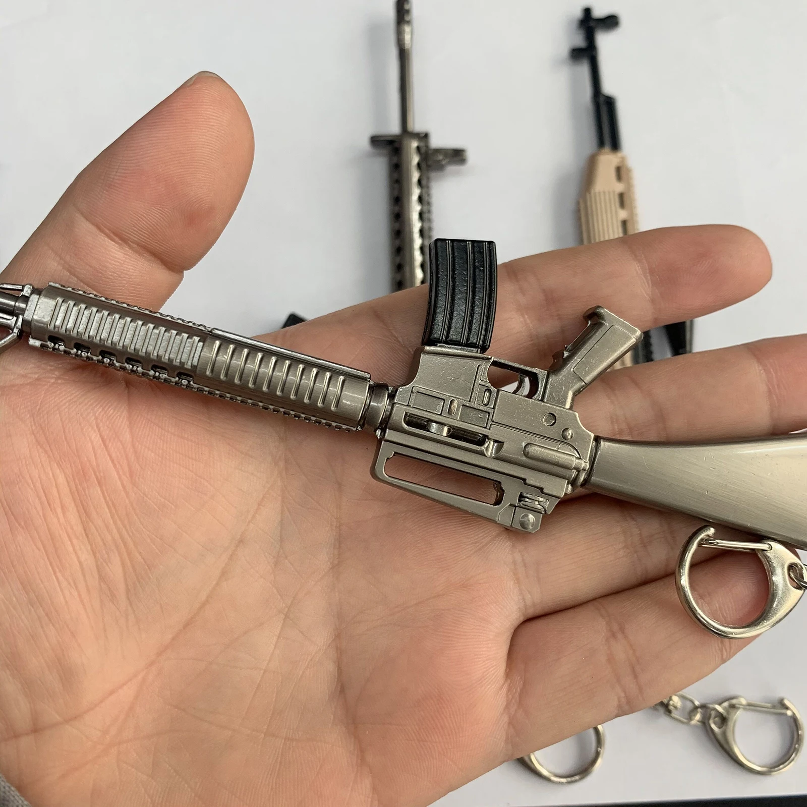 Mini nowość modne fajne pistolety M416 M4A1 brelok bibelot karabin snajperski breloczki biżuteria punkowa pamiątki prezent mężczyźni