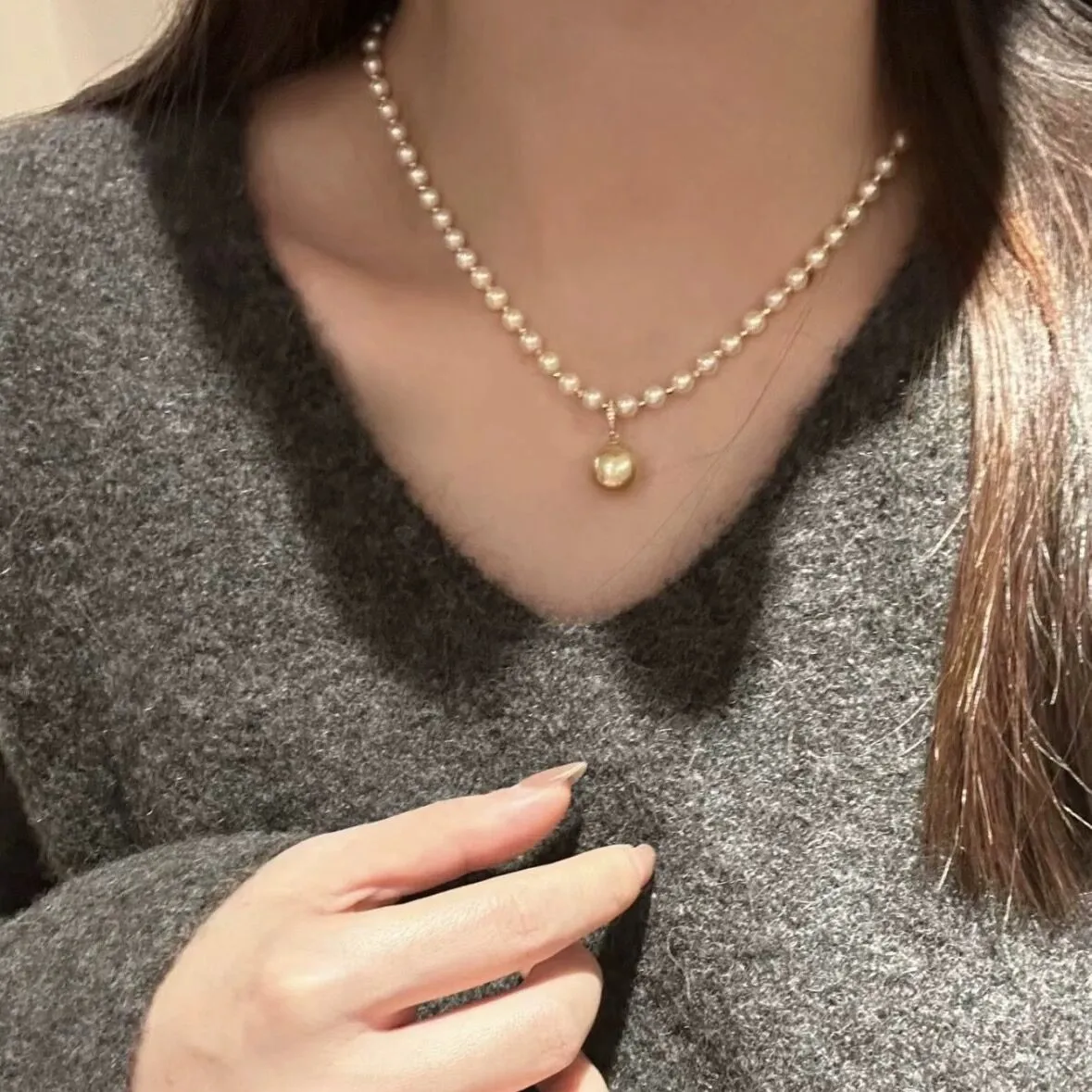 

Withered Pearl Necklace With Creamy Gold Sparkling And Gentle Metallic Pendant Jewelry Necklace Necklaces For Women