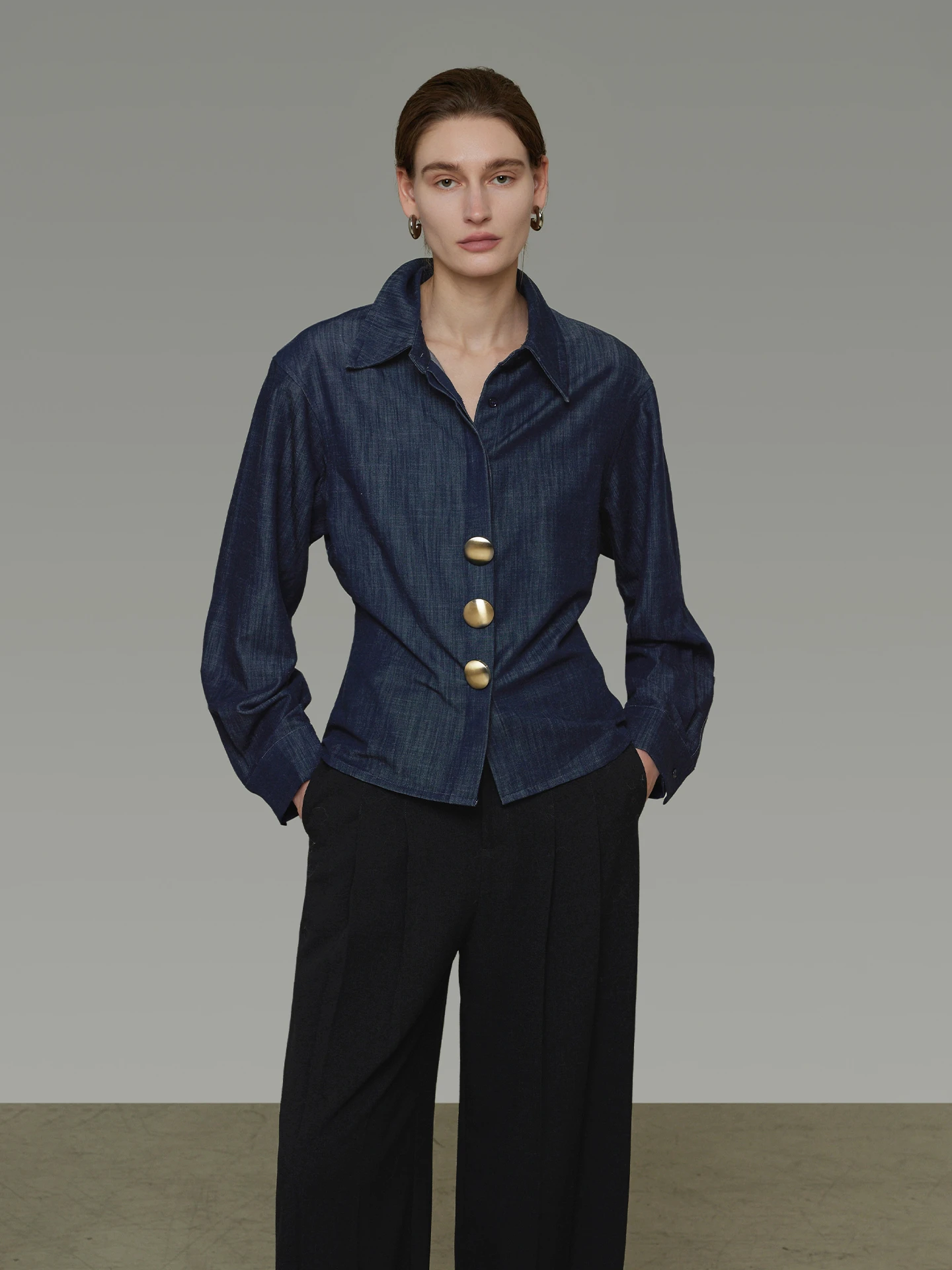 

Ретро джинсовая рубашка женская с металлическими пуговицами, простой элегантный дизайн, универсальный топ с длинным рукавом, новинка 2026 года, свободный крой для повседневной носки