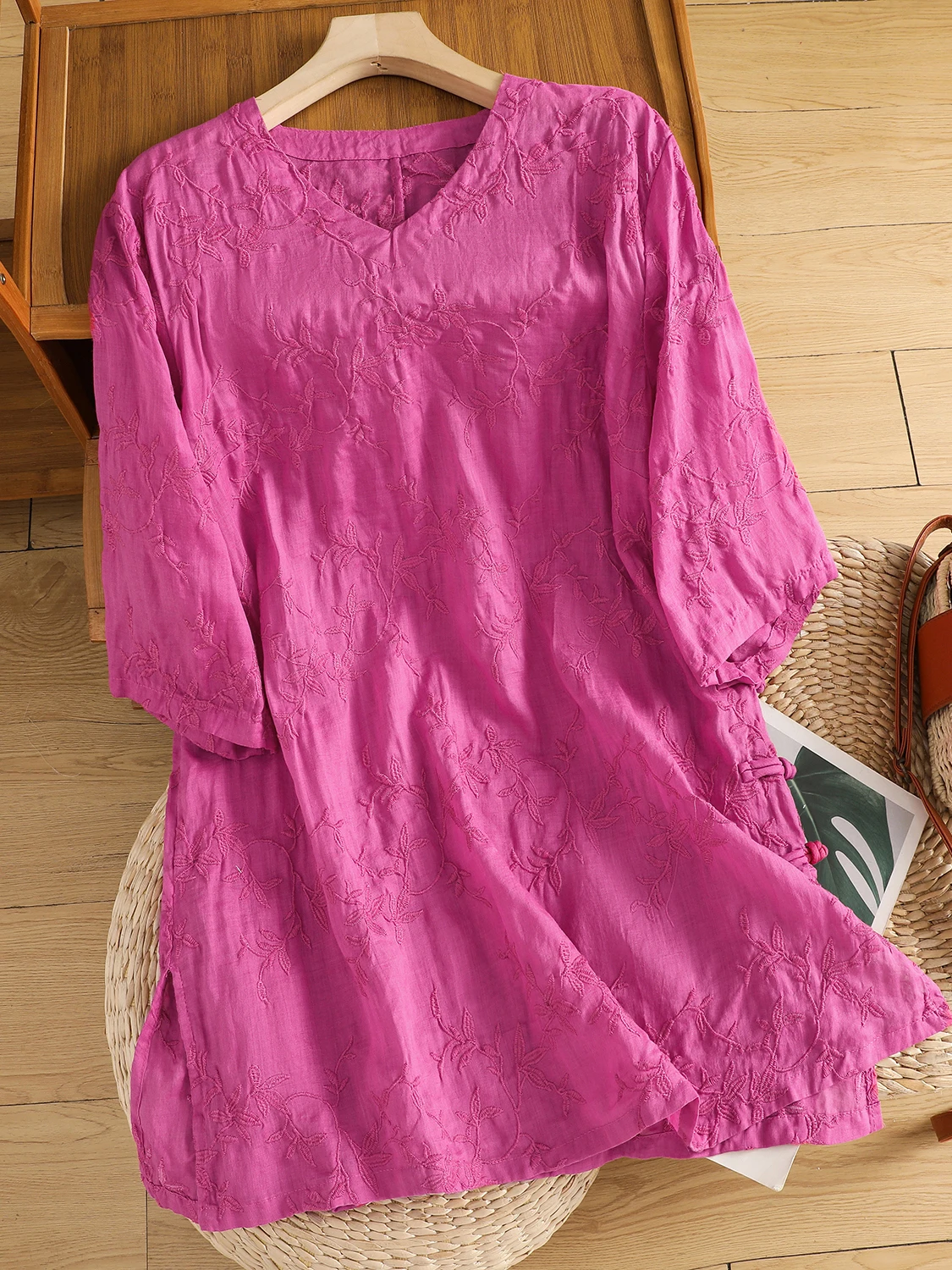 T-shirt longuette leggera ricamata retrò T-shirt midi leggera da donna di grandi dimensioni con bottoni laterali divisi metà Sve V-Ne Top casual estivo