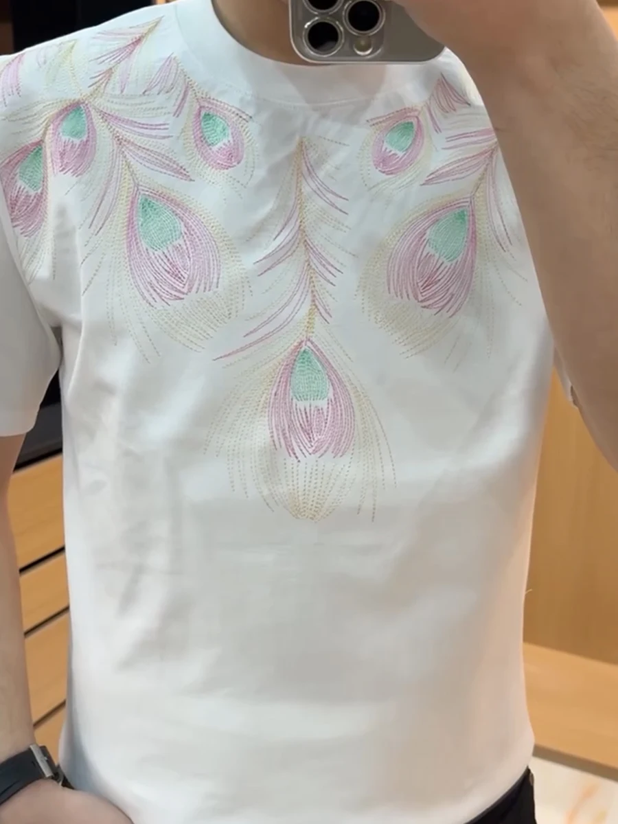 

Модная мужская футболка с коротким рукавом, вышивкой в виде перьев павлина, приталенного кроя, с круглым вырезом, тренд лета 2025 года