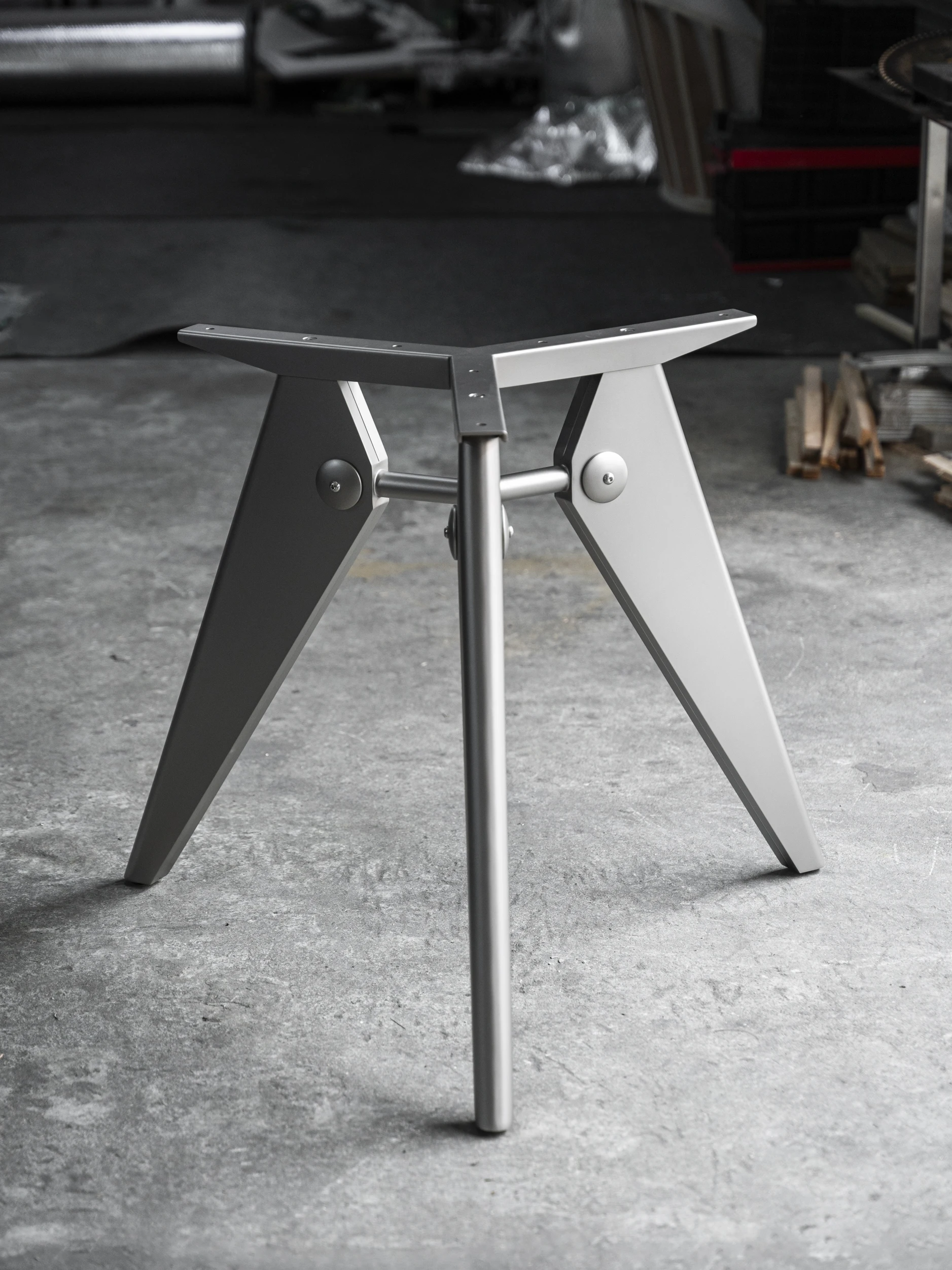 V's classic style metal round table legs/suitable for diameters of 90 to 120/larger sizes need to be customized.