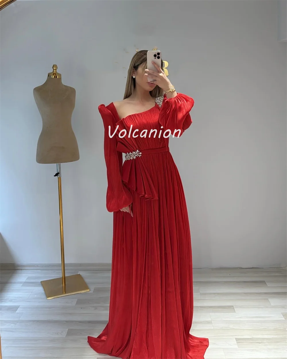 カスタマイズされたモダンなスタイルの高品質オーガンザラインストーンビーズストレートオフショルダーロングドレスオーダーメイドオケージョンドレス