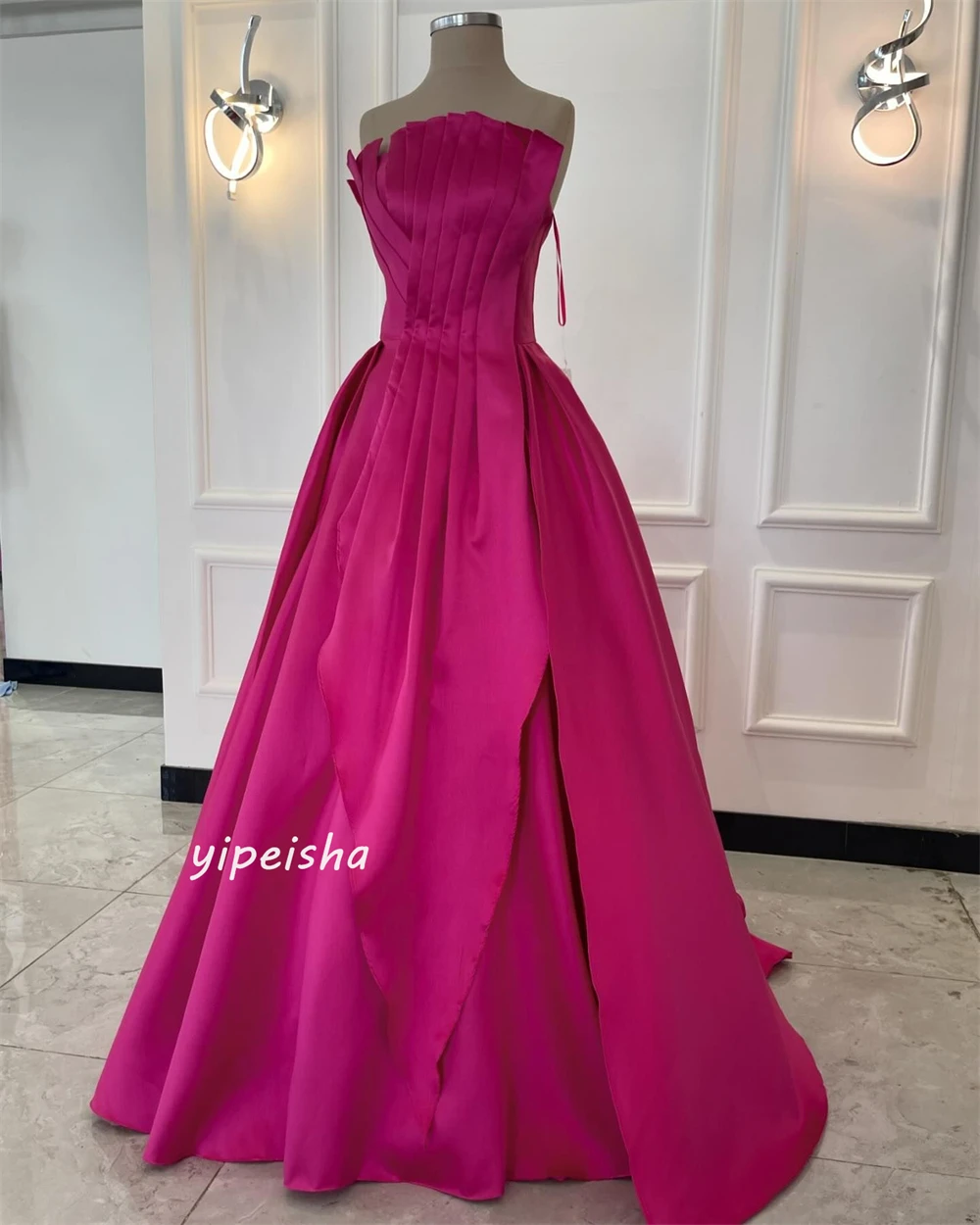 Gaun dansa Satin terbungkus Pleat Quinceanera A-line tanpa tali Bespoke gaun acara gaun panjang Arab Saudi malam