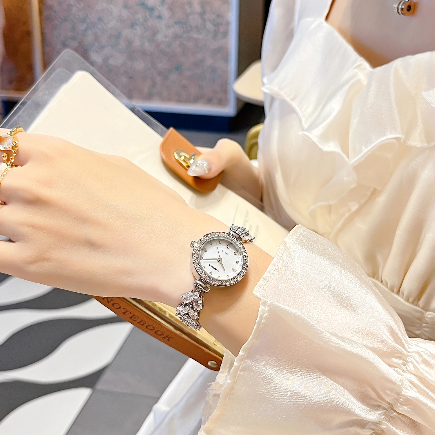 ساعة Sweet Girls ذات قرص دائري أنيق - ساعة يد للطلاب مقاومة للماء، إكسسوار بسيط فاخر وخفيف