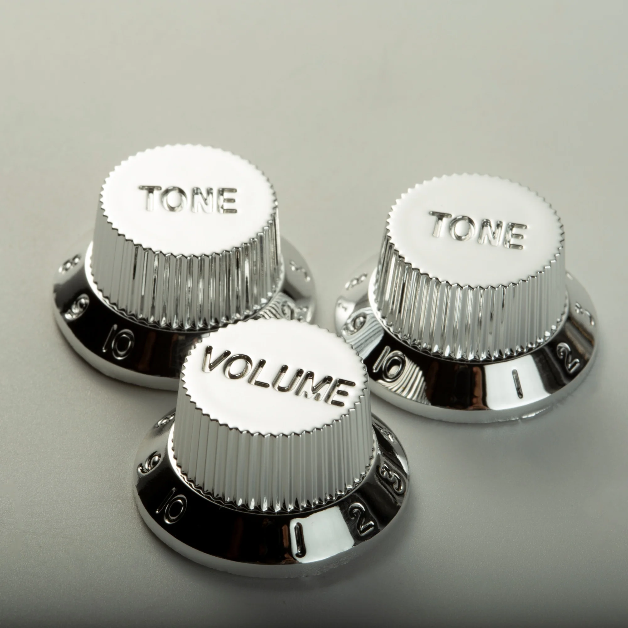PHRILAM Geschwindigkeitsregler, 1 Lautstärke, 2 Töne, Gitarrenknopf-Set, passend für Fender Strat Style Elect 18 Splines, Chrom – Detail 3