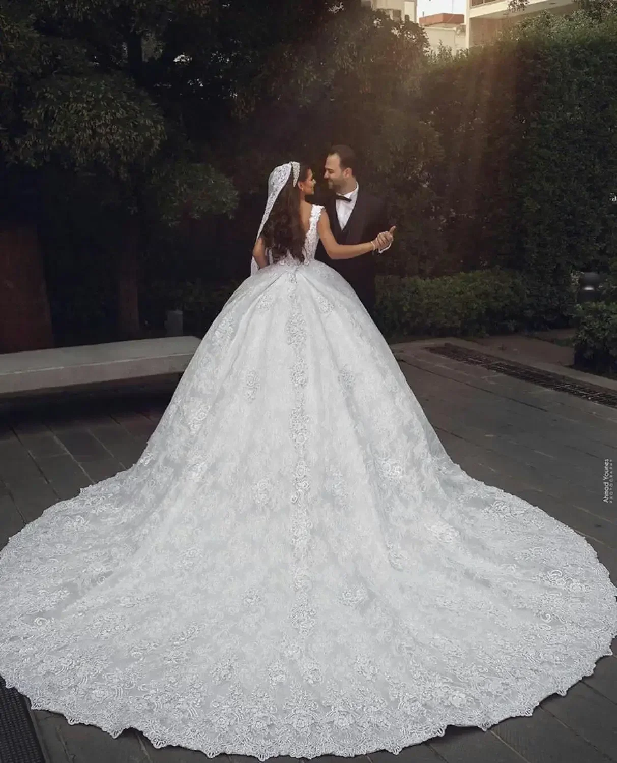 Customized Gorgeous Lace Ball Gown Backless V Neck Appliqued Beaded Saudi Arabia Chapel Train Wedding Dress Brida