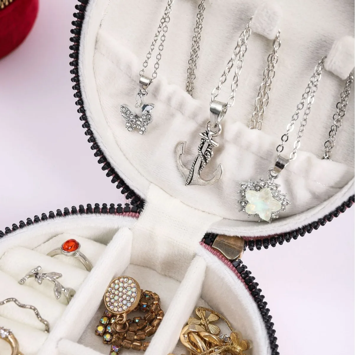 صندوق مجوهرات بسحاب مخملي مستدير. صندوق تخزين رائع. صندوق مجوهرات وأقراط وقلادة محمولة للسفر. صندوق تعبئة التخزين