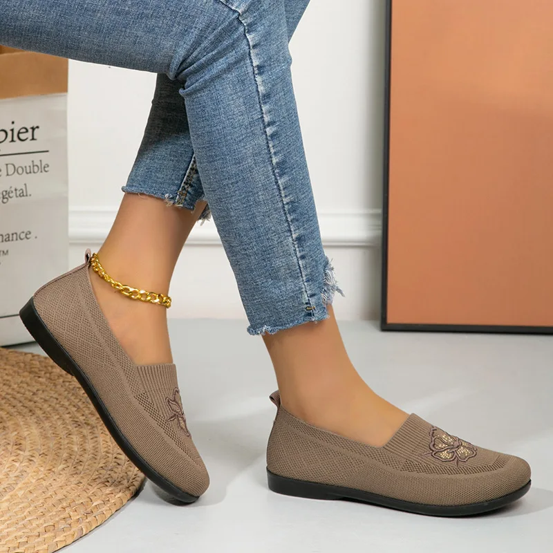 Damen-Strick-Slipper mit Blumenstickerei, flache Schuhe, atmungsaktives Mesh-Material, weiche Sohle, ideal für ältere Damen, Mütter, zum täglichen Gehen. – Detail 5