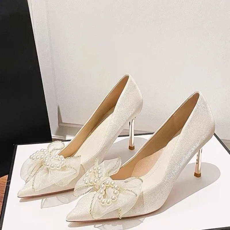 

Французские атласные туфли на шпильке, женские туфли-лодочки, новинка 2023 года, туфли-лодочки с острым носком и жемчужным бантом