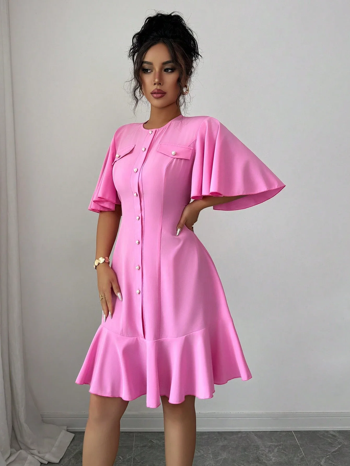 

Розовое короткое платье с расклешенными рукавами и застежкой на пуговицах спереди, приталенного кроя, для весны и лета