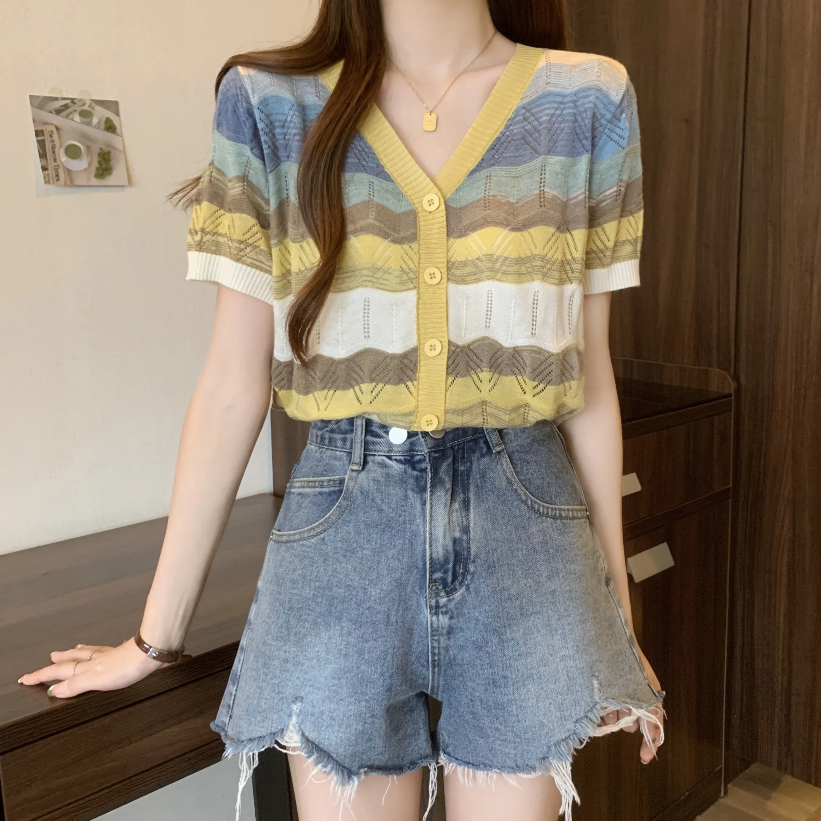 Color-colored stripes-knitting T-shirt with a color of the same color with a white color with a half-sleeved V-necked cardigun for women punching top CD0642