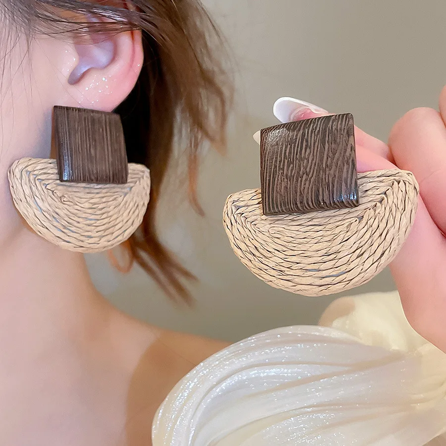 Bohemian Vintage Semicircle Weave Raffia Dangle Earrings for Women Square Wooden Ear Drop Daily Wear Beach Vacation Accessory K1