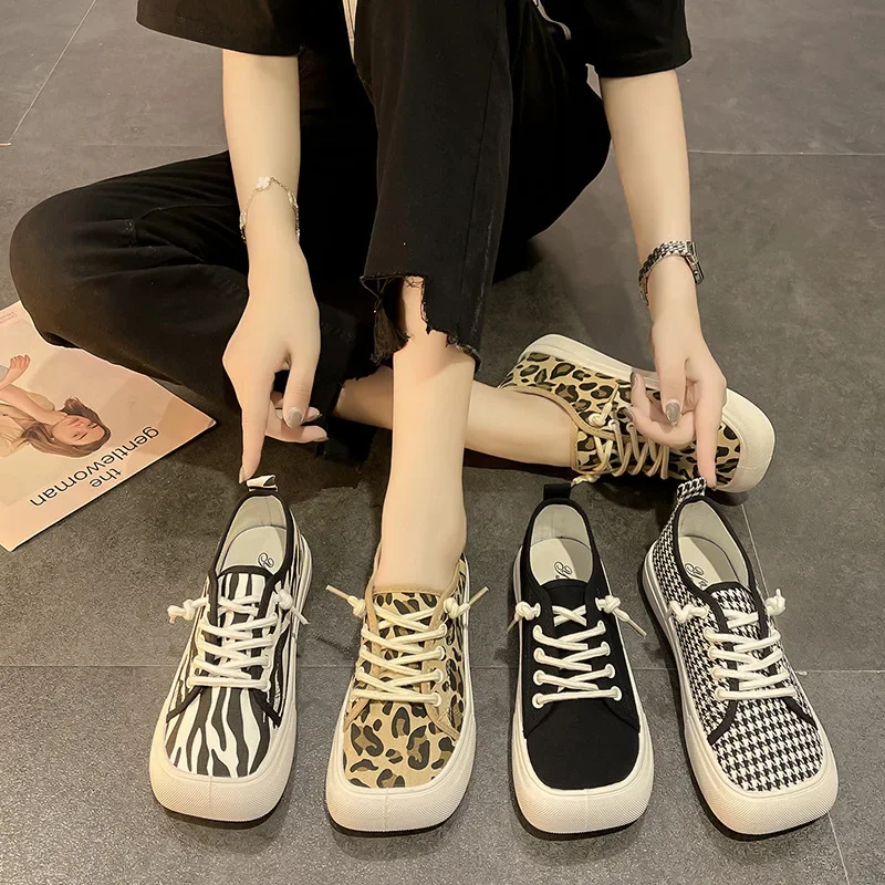 

Leopard Plate Shoes Women 2025 Spring and Autumn New Retro Plaid Flat Square Head Lace-up Women's Shoes
