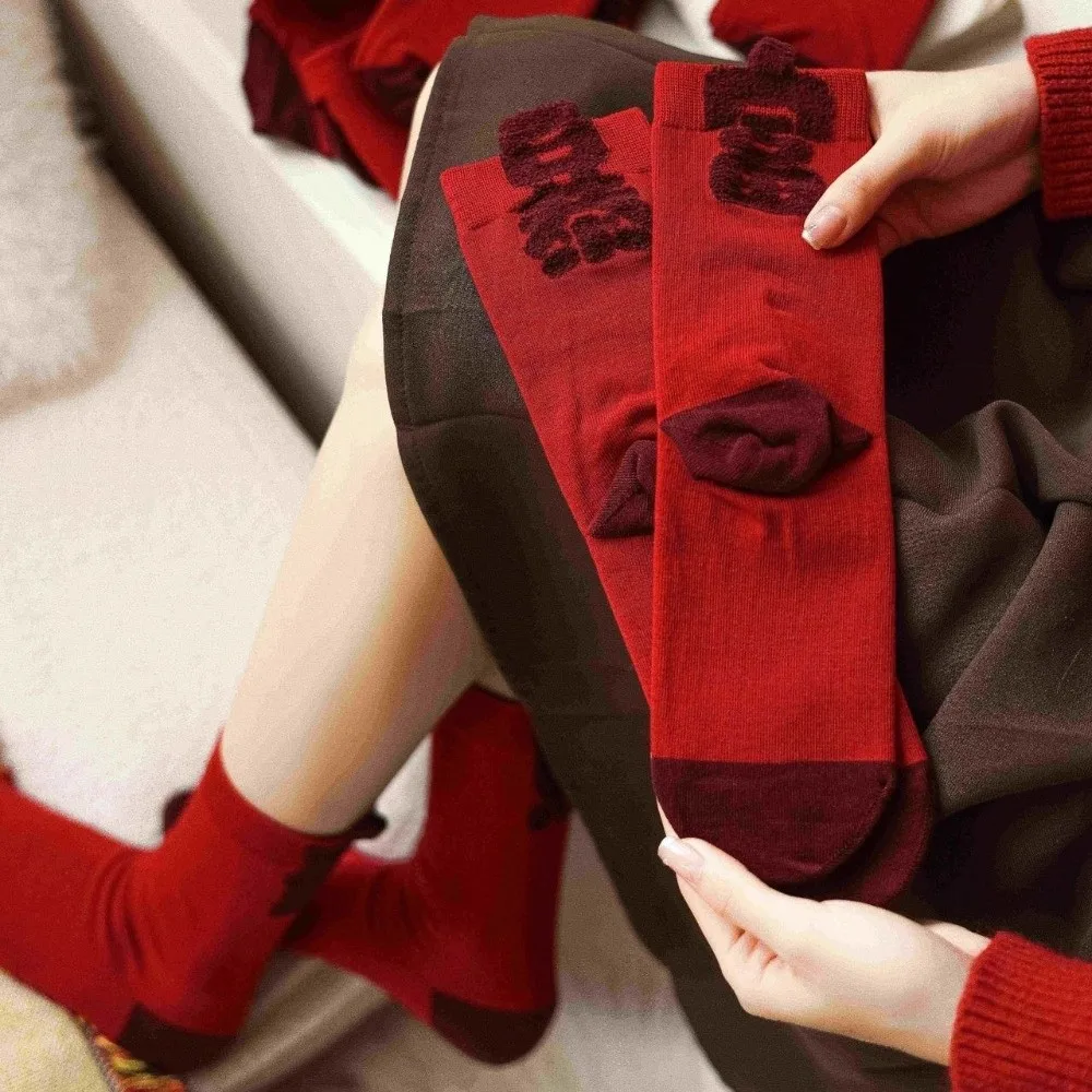 

2 пары дышащих красных носков, креативные мягкие носки с китайскими иероглифами, чулочно-носочные изделия, удобные носки с благословением, китайский Новый год