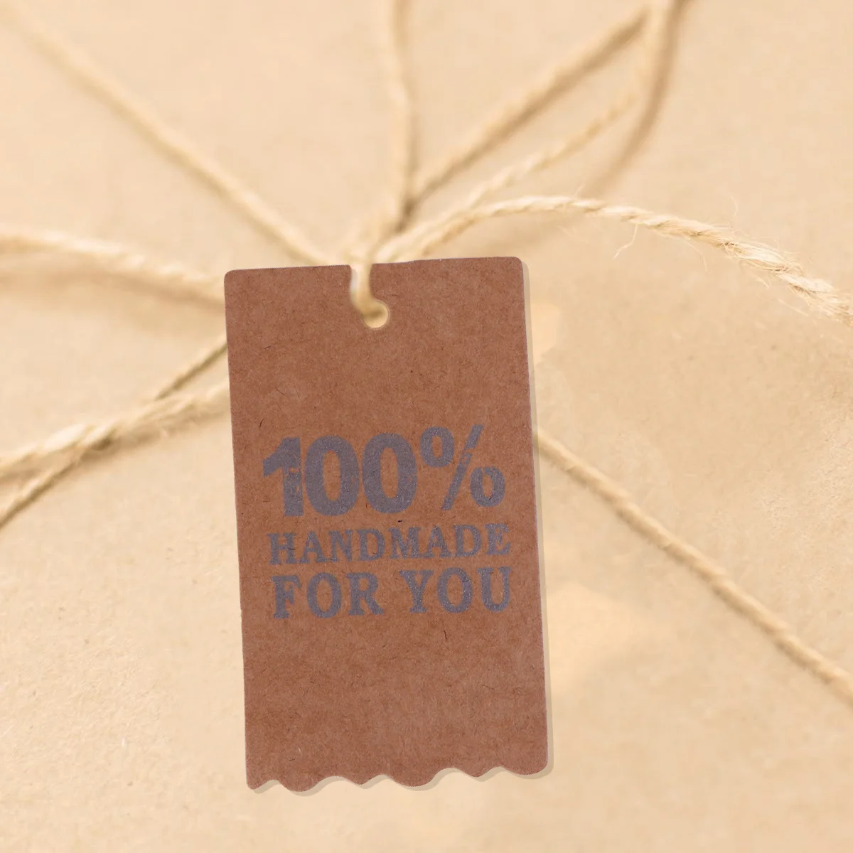 1 set di etichette appese in carta kraft marrone fatte a mano con cordino di spago, etichette robuste per etichette dei prezzi di bomboniere regalo di Natale