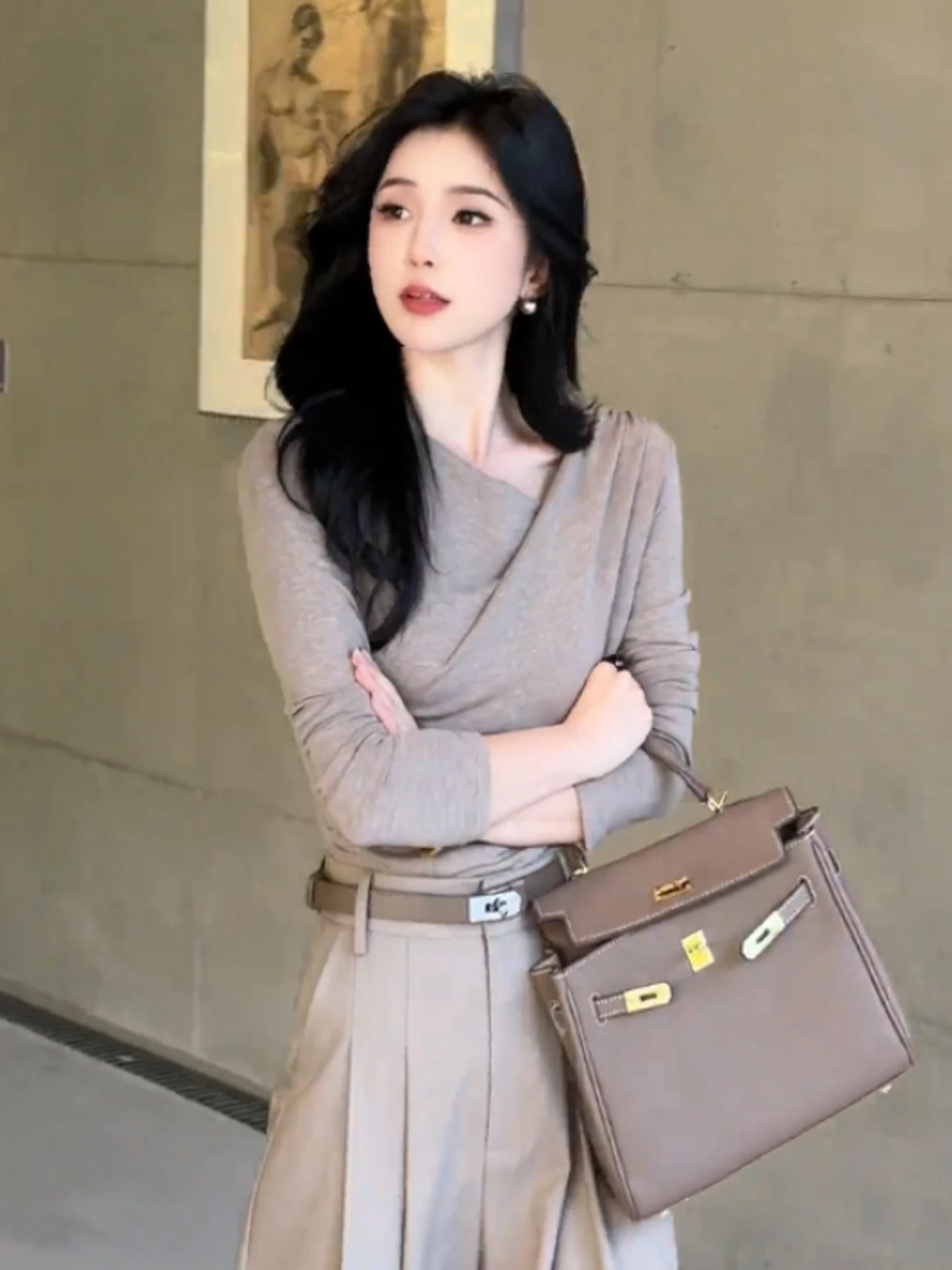 เสื้อยืดทรงยาวสไตล์เรโทร สวมใส่สบาย แฟชั่นสำหรับผู้หญิง สีพื้น เรียบหรู ช่วยให้ดูผอมลง เหมาะสำหรับใส่ไปทำงานในฤดูใบไม้ร่วง