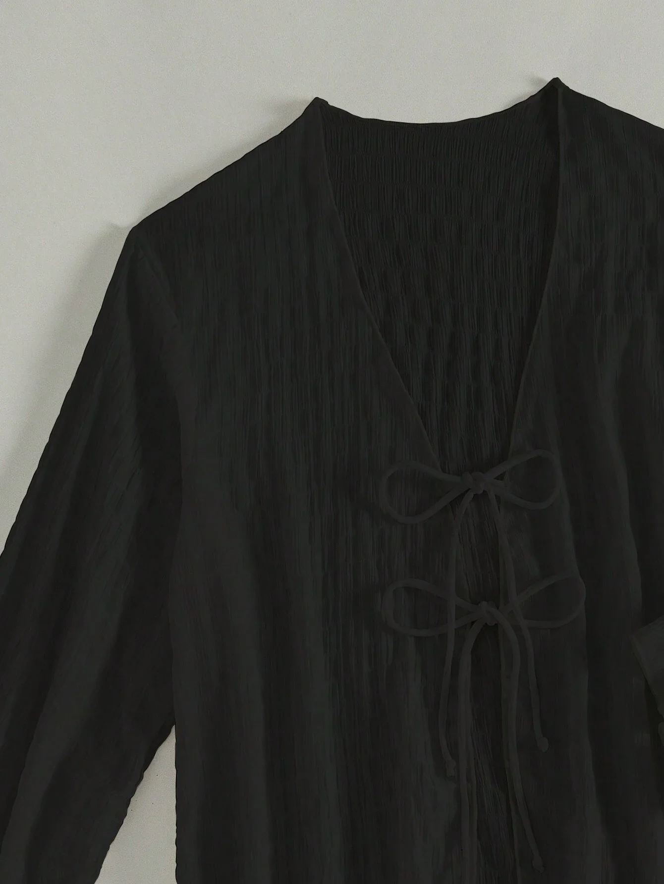 

Женский комплект из 2 предметов: черная блузка с длинными рукавами и шнуровкой, а также шорты, летний повседневный комплект