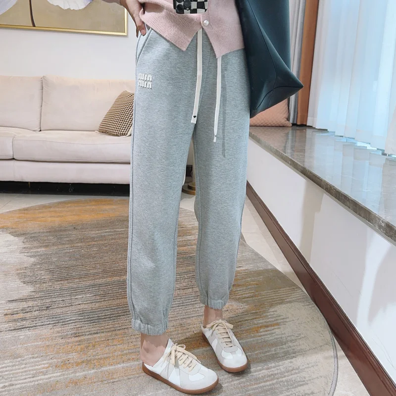 

Осенне-зимние женские спортивные брюки из утепленного вельвета свободного кроя с вышивкой и шнурком, универсальные