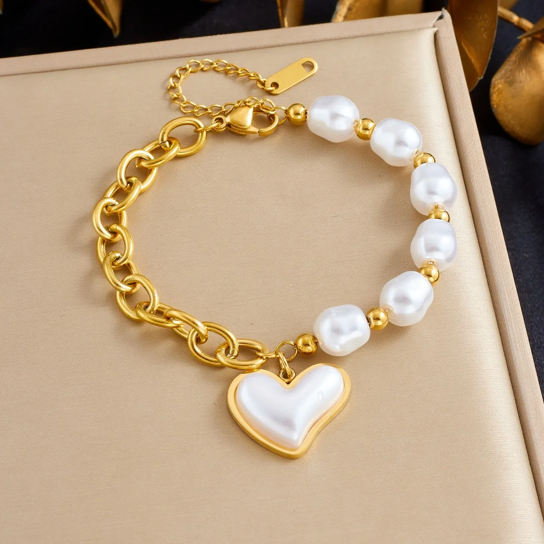 Edelstahl-Kette Elegantes Unregelmäßiges Imitationsperlen-Herzanhänger Armband Damen-Trend Wasserdichter Schmuck Geschenk