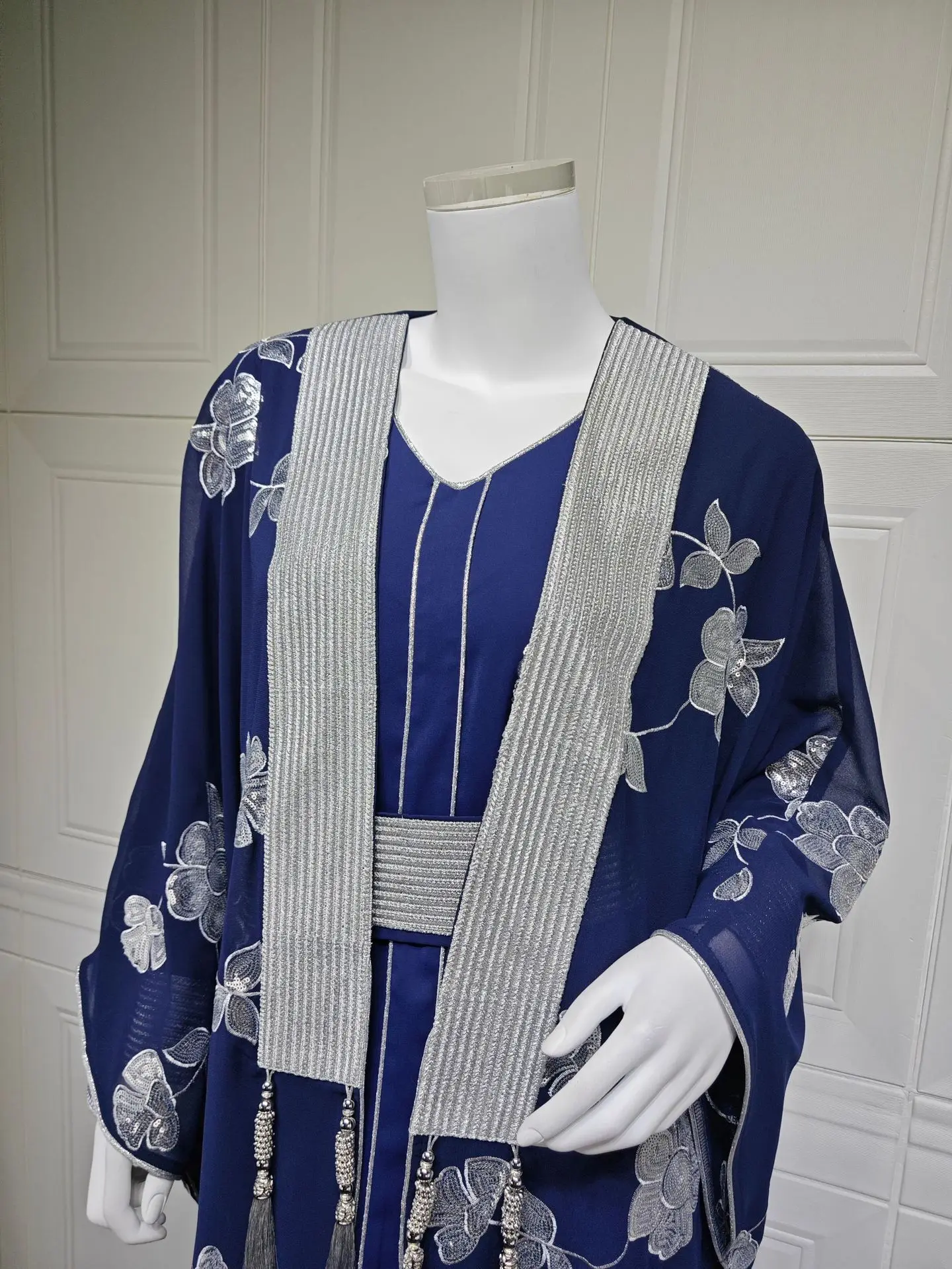 

Роскошная женская абайя-кафтан с вышивкой Uni Embroidery, декоративной тесьмой, бахромой, рукавами «летучая мышь» и поясом в комплекте.