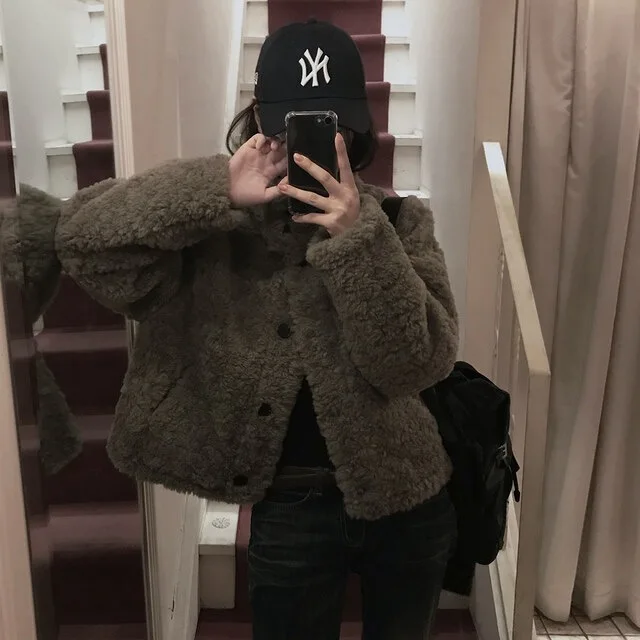 เสื้อโค้ทขนแกะสไตล์เกาหลีสำหรับผู้หญิง ทรงหลวม คอตั้ง รุ่นใหม่ล่าสุดสำหรับฤดูหนาว กระดุมเดี่ยว ใช้งานได้หลากหลาย