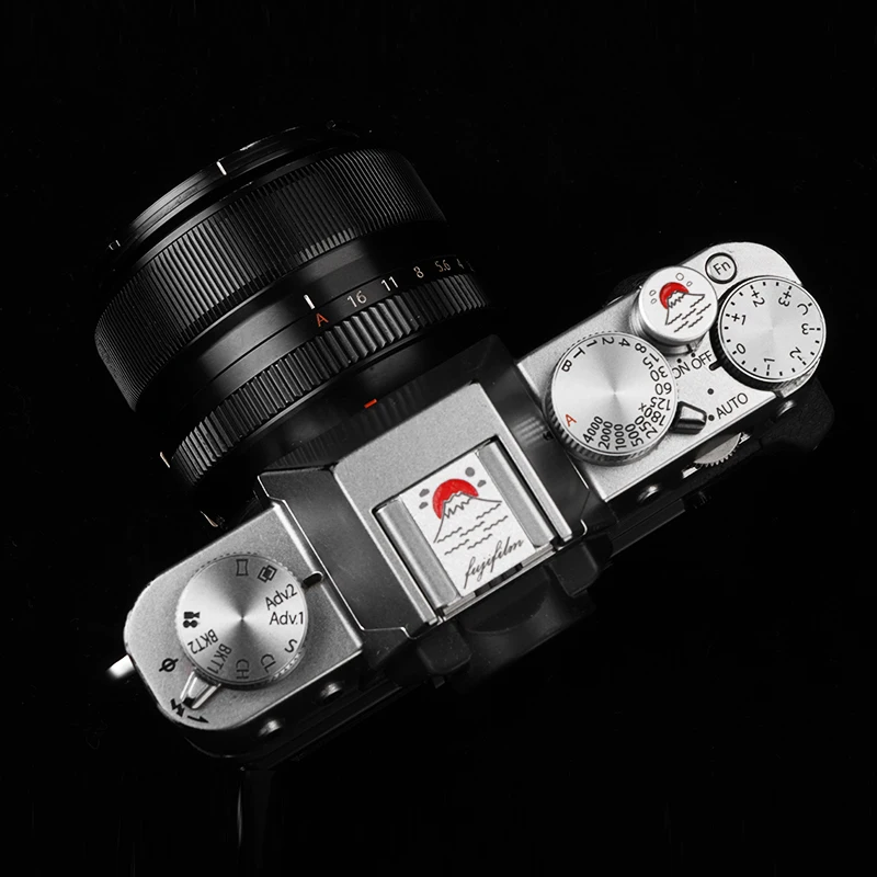 Metalowa osłona mocowania lampy błyskowej (hot shoe) do aparatów Fuji XT4 XT5 XT20 XT30 XT50 XT30II XT30III XM5 X100V X100VI z gwintowanym przyciskiem, uniwersalna. — zdjęcie produktu 2
